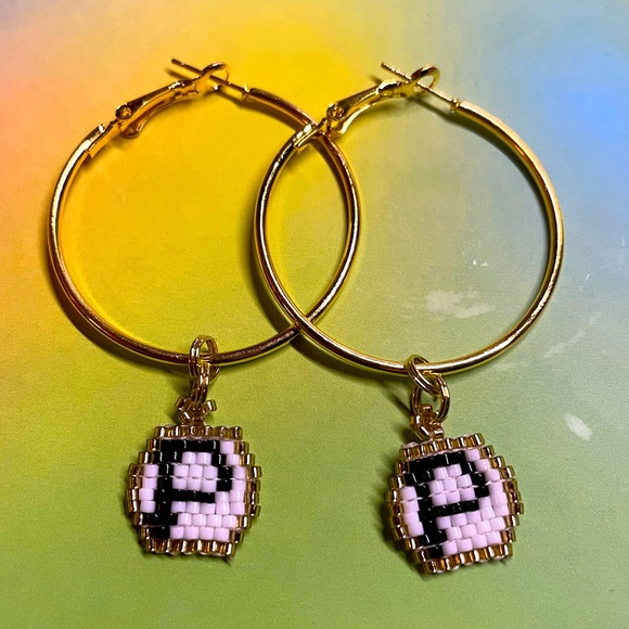 BEADED INITIAL HOOP EARRINGS- "P" - Picture 1 of 3